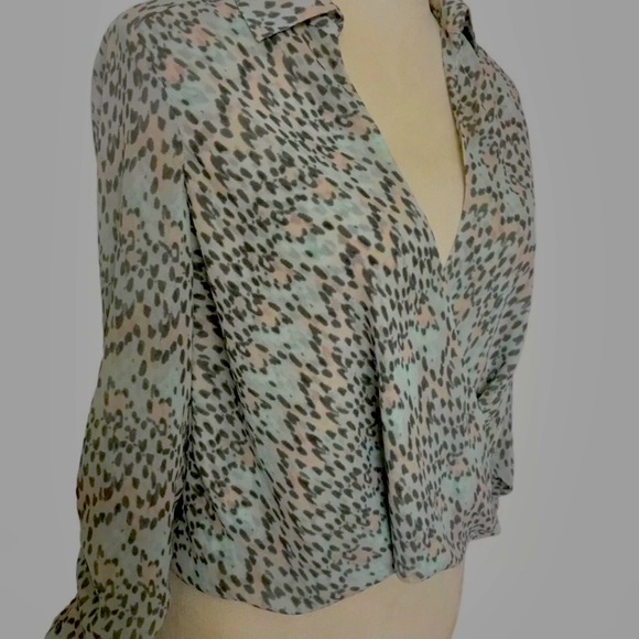 NWT Bebe Women's  Animal Print Wrap Roll Tab Sleeves Chiffon Cropped Top - Picture 3 of 13